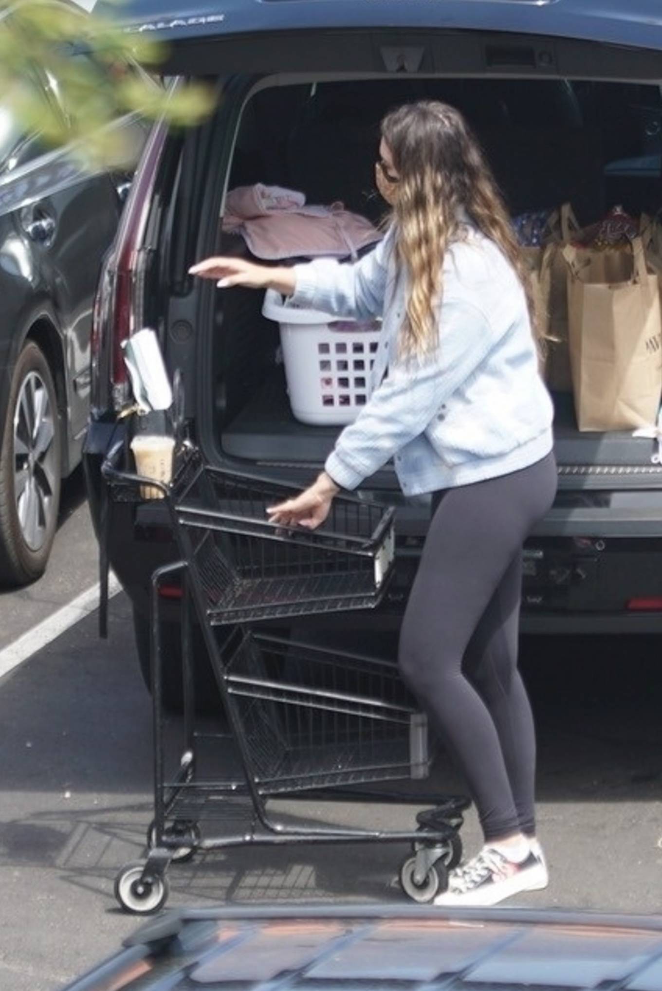 April Love Geary - Shopping candids