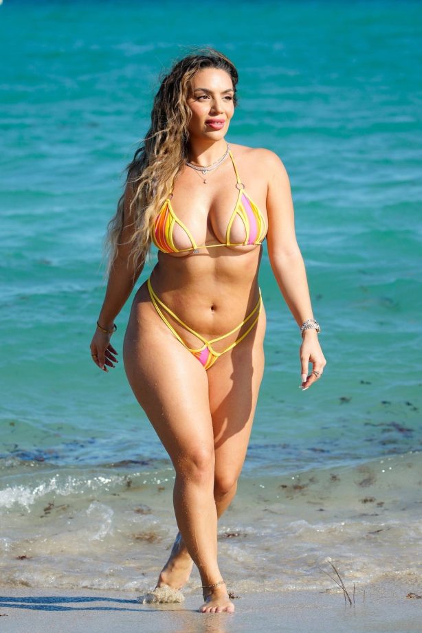 Ara Queen Bae - On the beach in Miami Beach