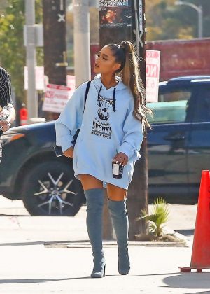 Ariana Grande - Arrives at a music studio in Hollywood