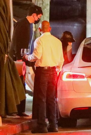 Ariana Grande - Dinner date with fiance Dalton Gomez in Los Angeles