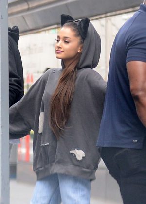 Ariana Grande - Going to see a movie with her boyfriend in New York