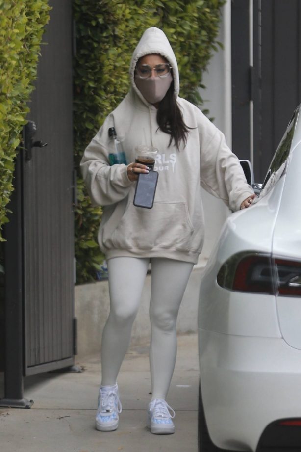 Ariana Grande - Leaving the gym wearing a hoodie and face mask in Los Angeles