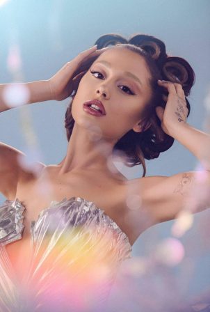 Ariana Grande - r.e.m. beauty Sweetener Foundation (2023)