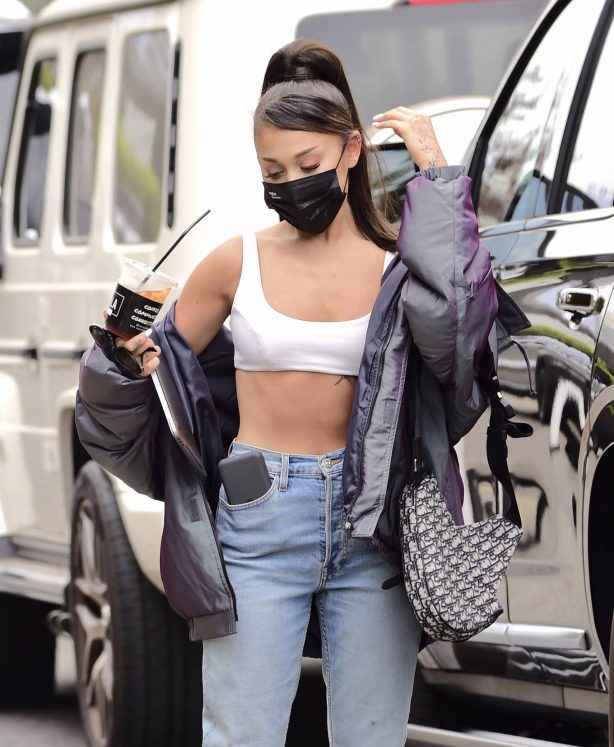 Ariana Grande - Show her abs while arriving at an Los Angeles recording studio