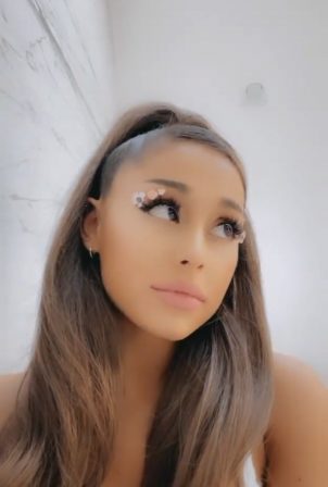 Ariana Grande - Social media