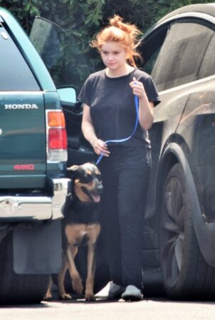 Ariel Winter - Dropping off her dogs at the vet in Los Angeles