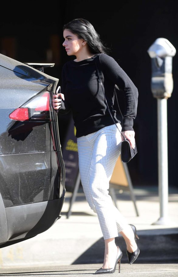 Ariel Winter - Headed to a business meeting in Los Angeles