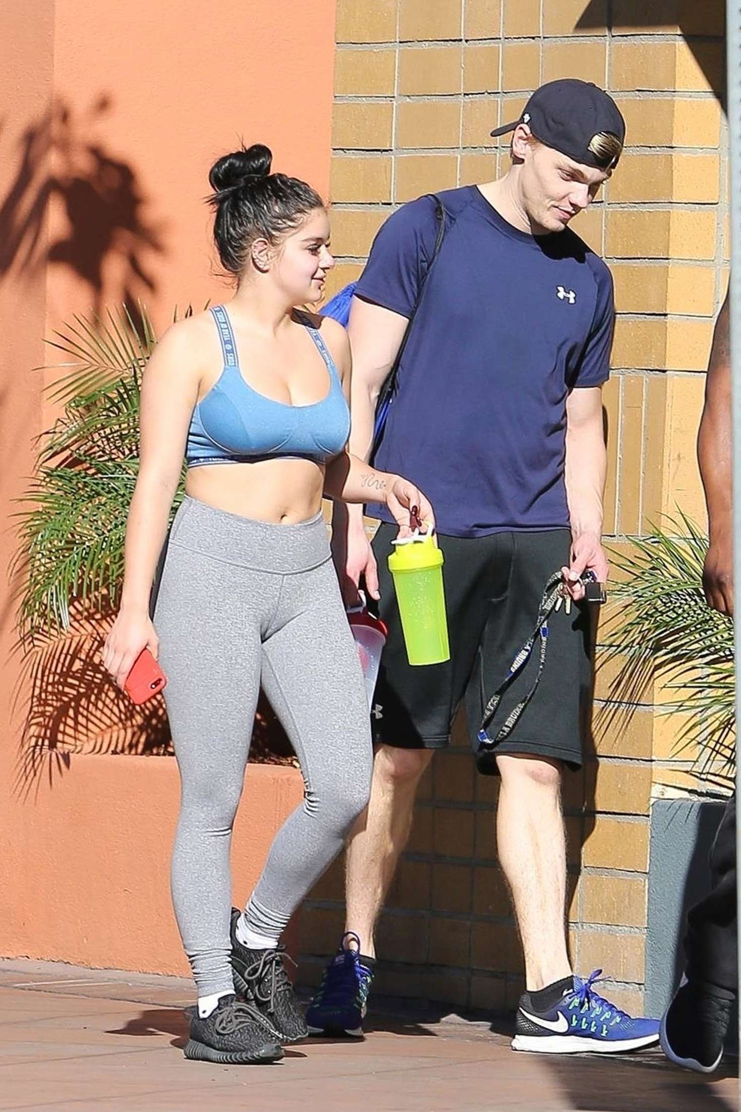 Ariel Winter 2017 : Ariel Winter: Hits the gym with Levi Meaden -11. 