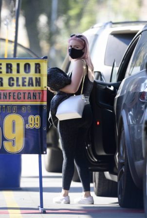 Ariel Winter hits up the car wash in Los Angeles