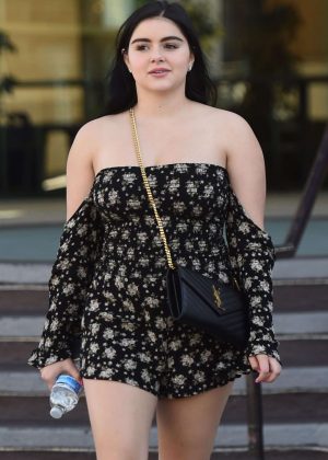 Ariel Winter out for lunch at the Encino Commons in Encino