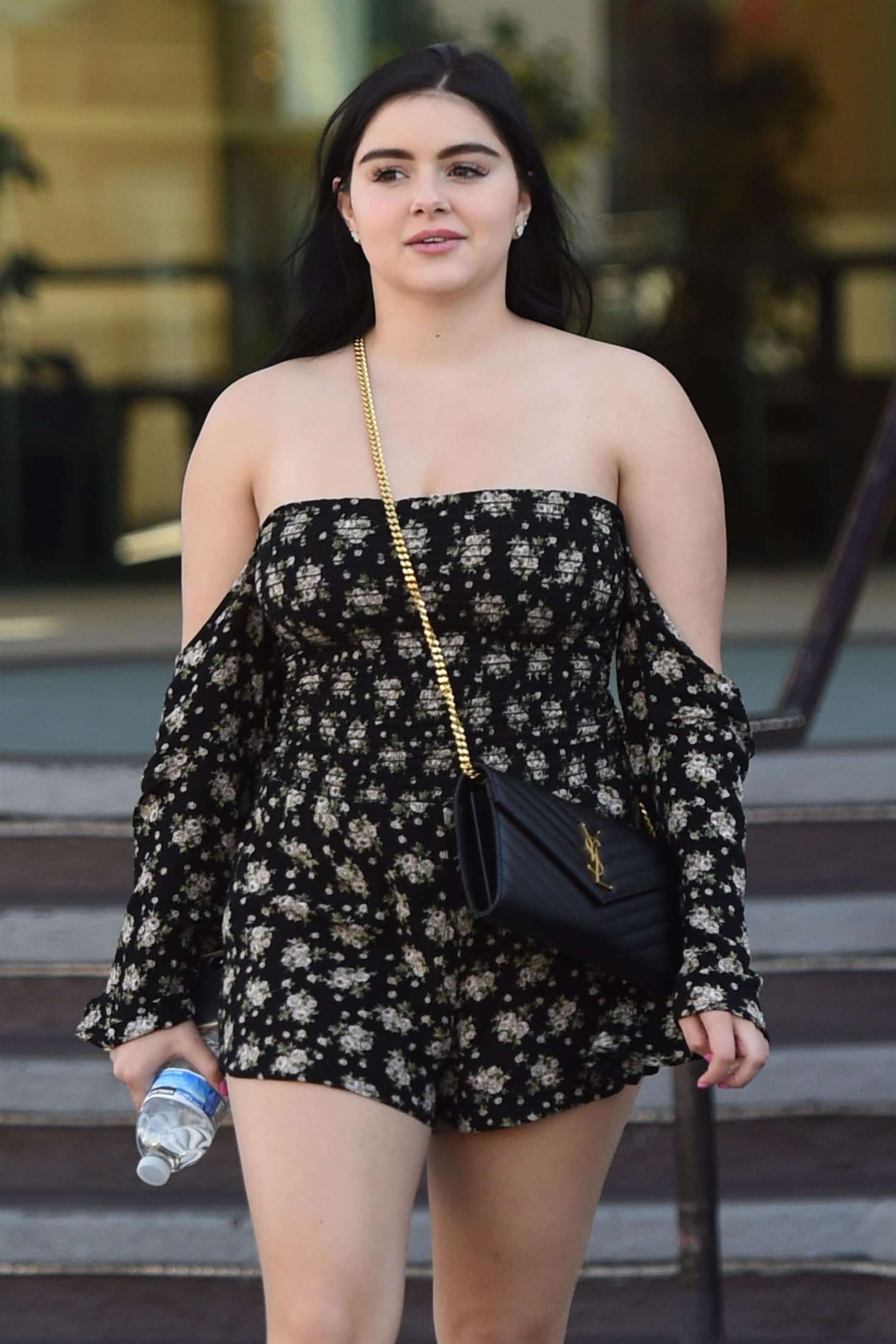Ariel Winter out for lunch at the Encino Commons in Encino