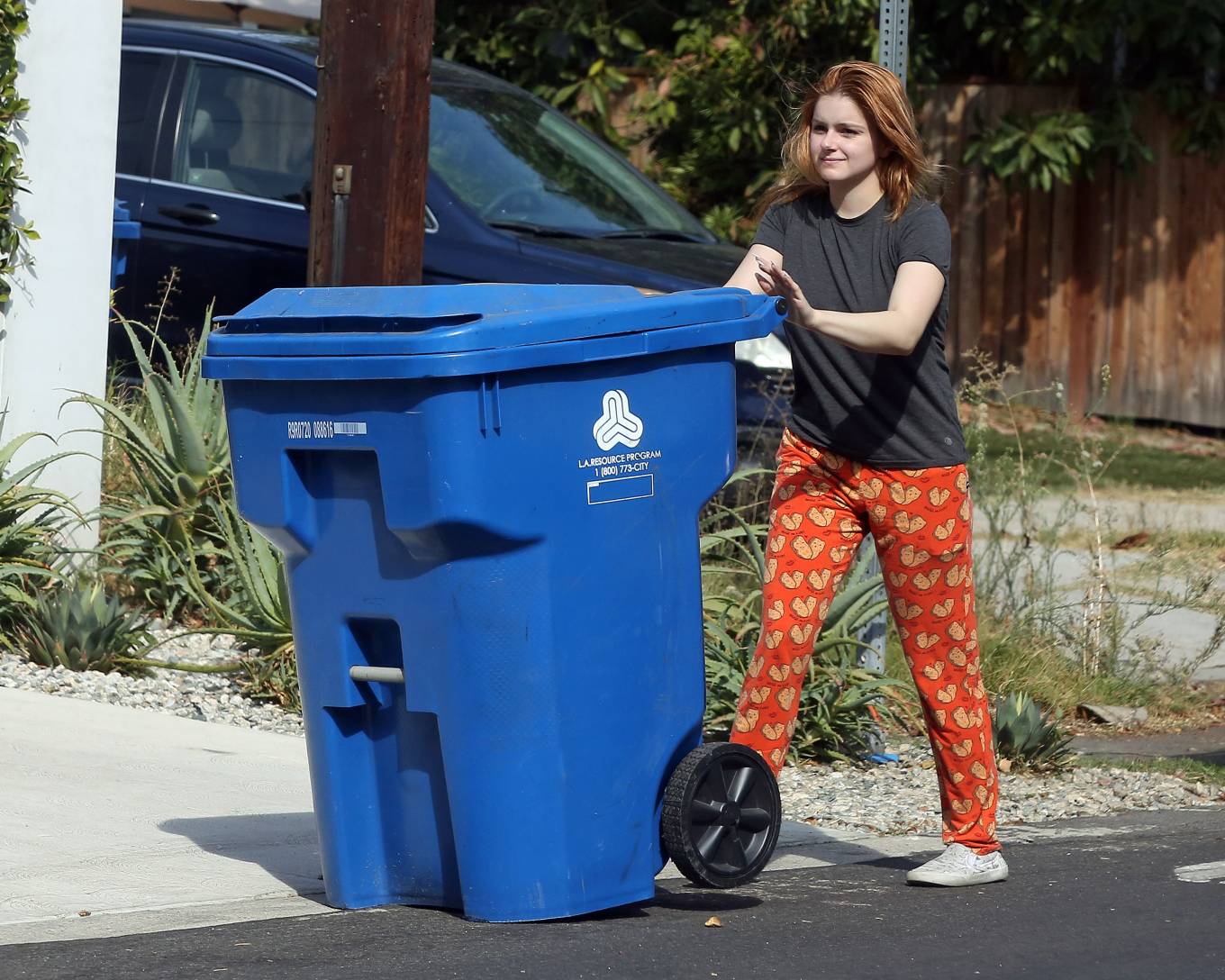 Ariel Winter 2021 : Ariel Winter – Putting out her recycled trash can in Los Angeles-04