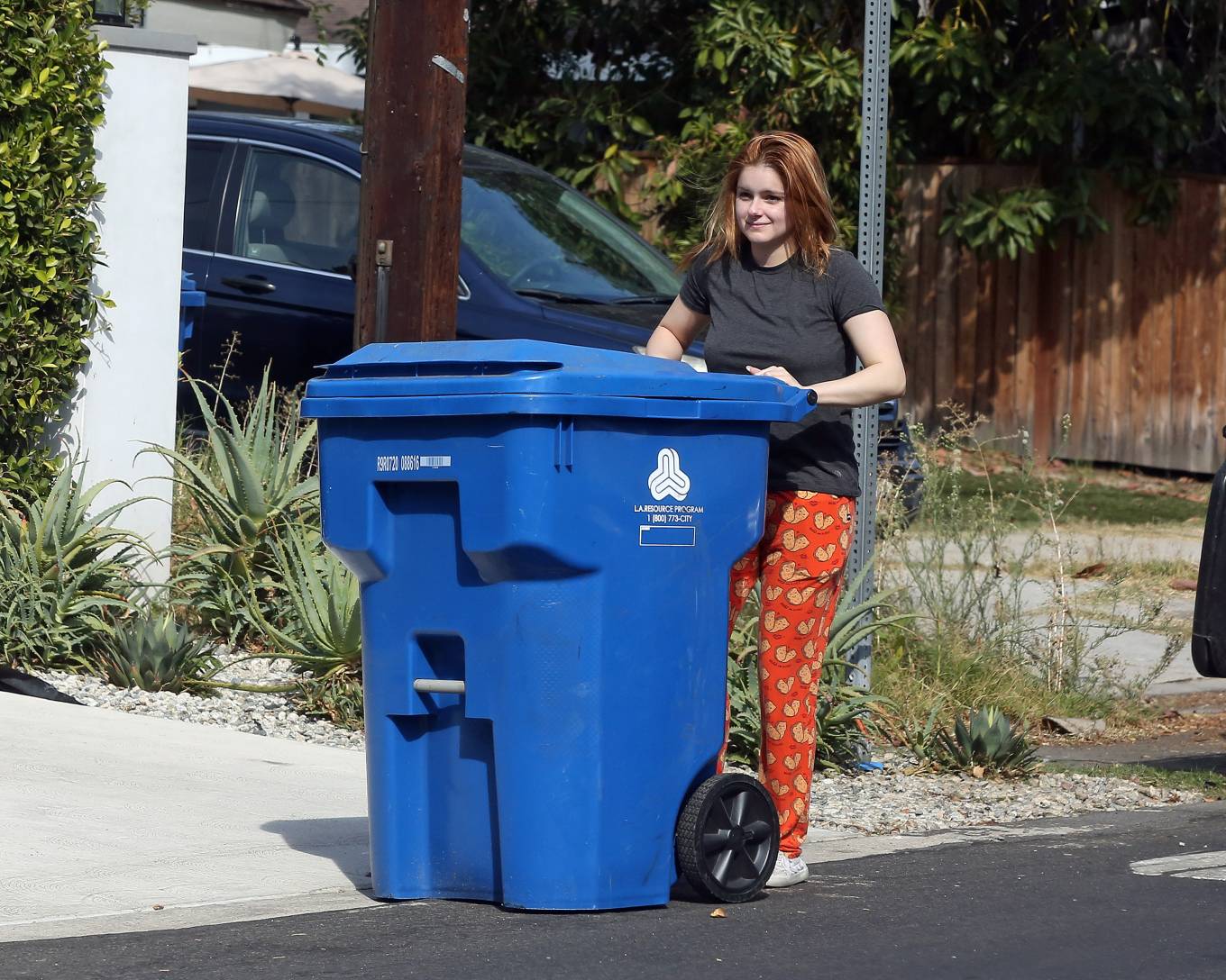 Ariel Winter 2021 : Ariel Winter – Putting out her recycled trash can in Los Angeles-05