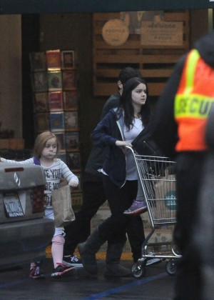 Ariel Winter - Shopping at Whole Foods in LA