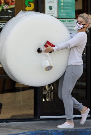 Ariel Winter - Shopping candids while out in Los Angeles
