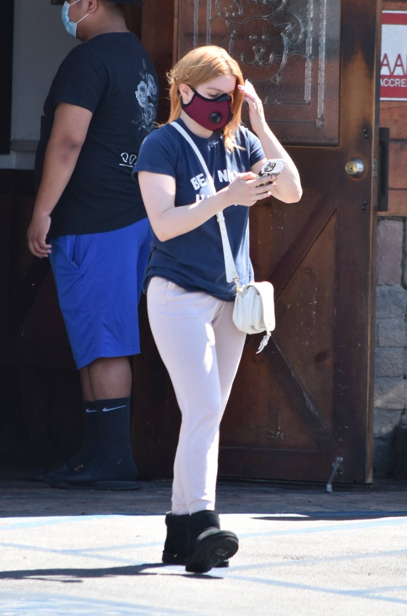 Ariel Winter â€“ Takes her dog to a veterinarian clinic in Studio City