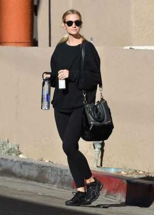 Ashlee Simpson - Arrives at Tracy Anderson gym in Los Angeles