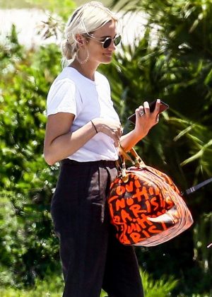 Ashlee Simpson - Arriving at the airport in Eleuthera