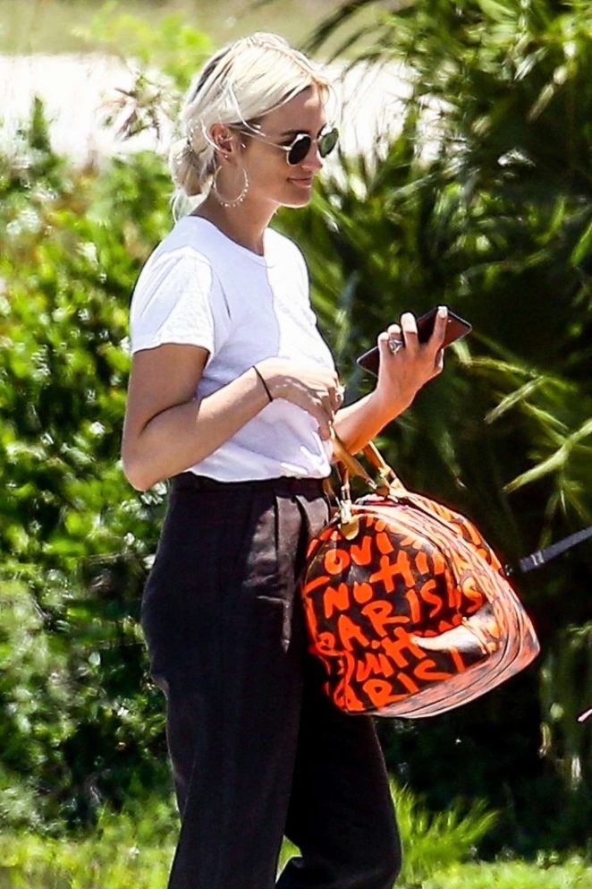 Ashlee Simpson - Arriving at the airport in Eleuthera
