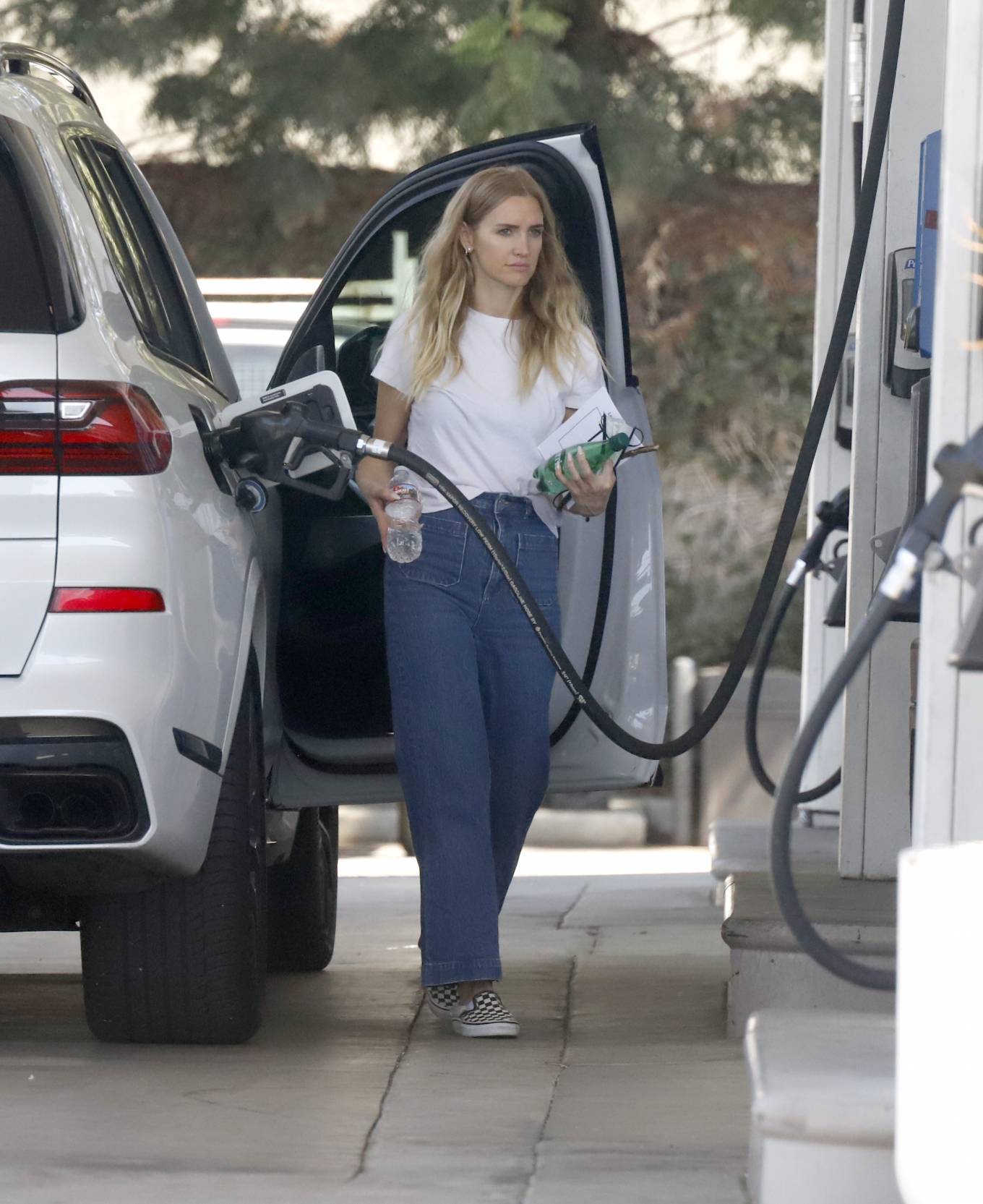 Ashlee Simpson 2022 : Ashlee Simpson – Fuels up her SUV in Los Angeles-01