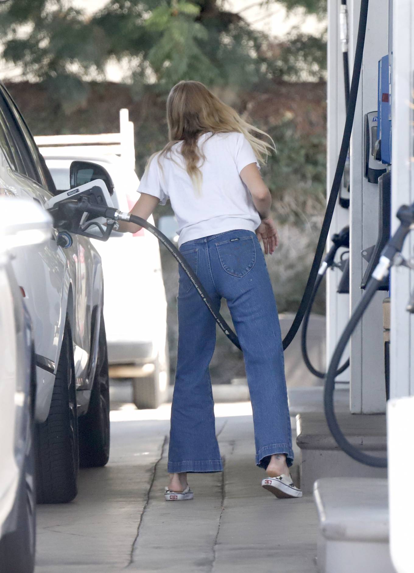 Ashlee Simpson 2022 : Ashlee Simpson – Fuels up her SUV in Los Angeles-05