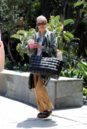 Ashlee Simpson - Getting a cup of coffee with a friend in West Hollywood