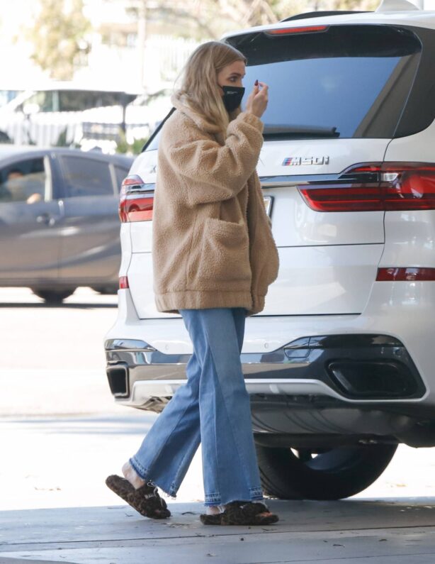 Ashlee Simpson - Heading out to lunch in Los Angeles