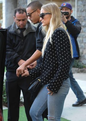 Ashlee Simpson - Leaves the Ivy restaurant in Los Angeles