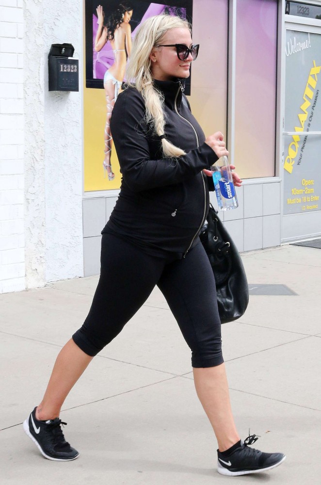 Ashlee Simpson in Tights Leaving the gym in Studio City