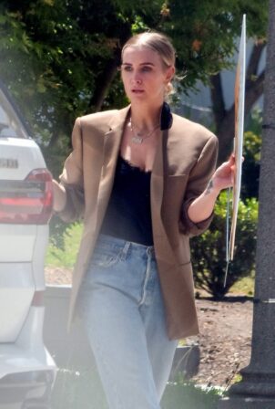 Ashlee Simpson - Picks up a 'For Sale' sign from her old house in Sherman Oaks