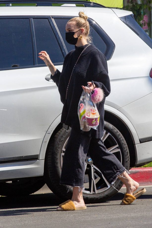 Ashlee Simpson - Seen at Menchie's in Los Angeles