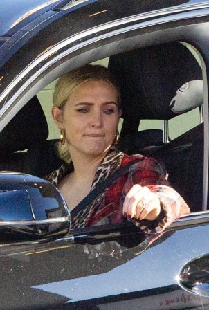 Ashlee Simpson - Seen heading to Chick-fil-A in Encino