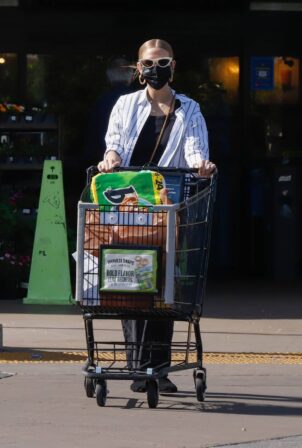 Ashlee Simpson - Shopping candids at a local grocery store in Los Angeles