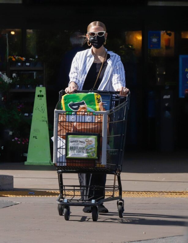 Ashlee Simpson - Shopping candids at a local grocery store in Los Angeles