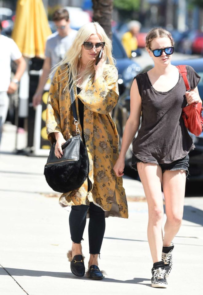 Ashlee Simpson - Shopping candids at Urban Outfitters in Los Angeles