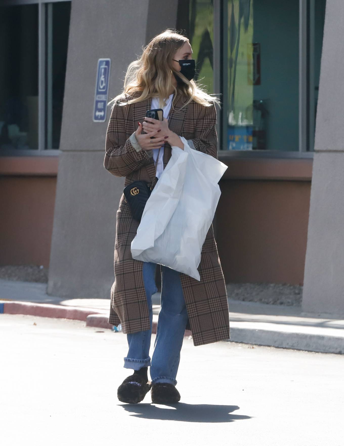 Ashlee Simpson - Shopping for clothes in Los Angeles