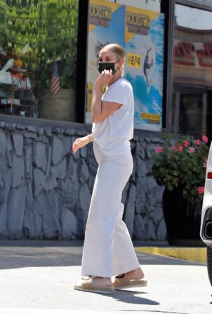 Ashlee Simpson - stopping by a gas station in Los Angeles
