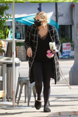Ashlee Simpson - Takes her daughter for some Yogurt at Munchies in Studio City