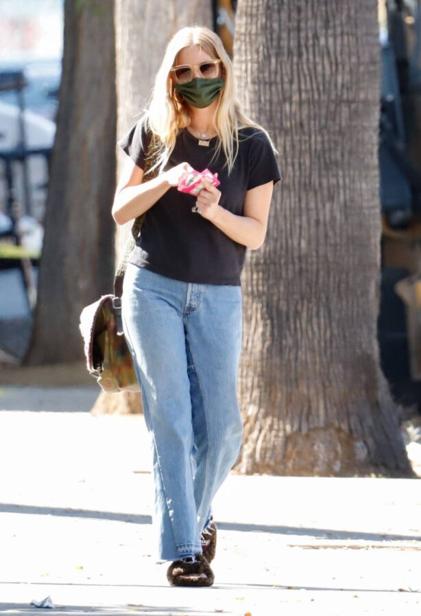 Ashlee Simpson - Was seen out to grab lunch in Los Angeles