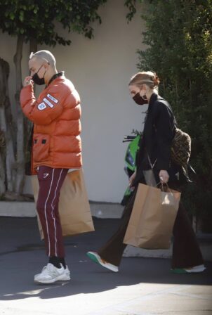 Ashlee Simpson – With Evan Ross shopping in Los Angeles