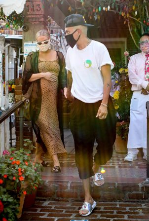 Ashlee Simpson with her husband Evan Ross at The Ivy in Los Angeles