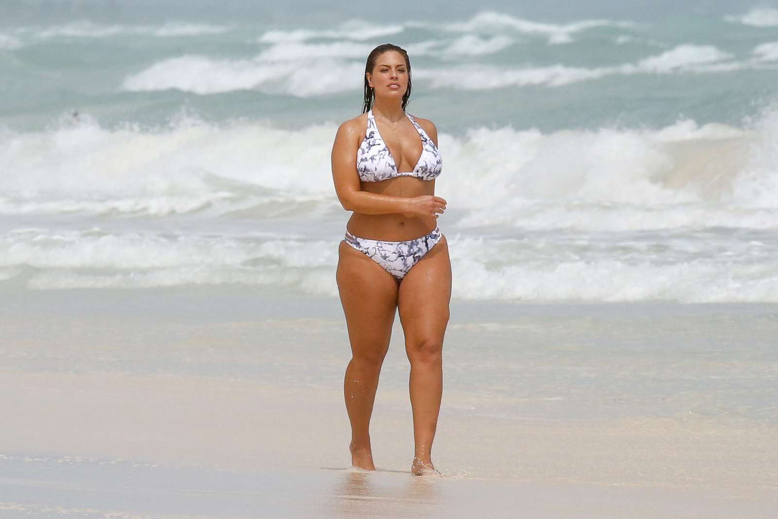 Ирина пегова в купальнике на пляже