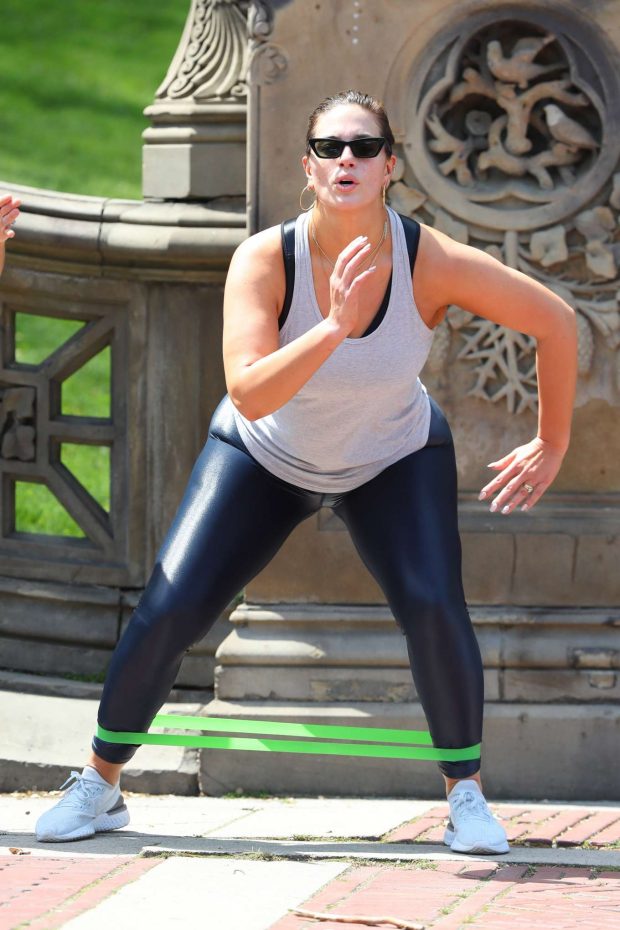 Ashley Graham - Doing an Intense Workout Session in Central Park