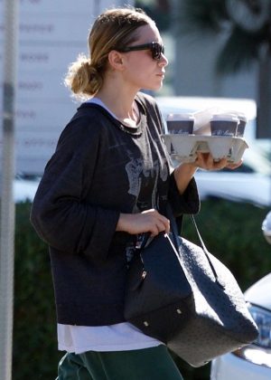 Ashley Olsen - Grabbing coffee in Los Angeles