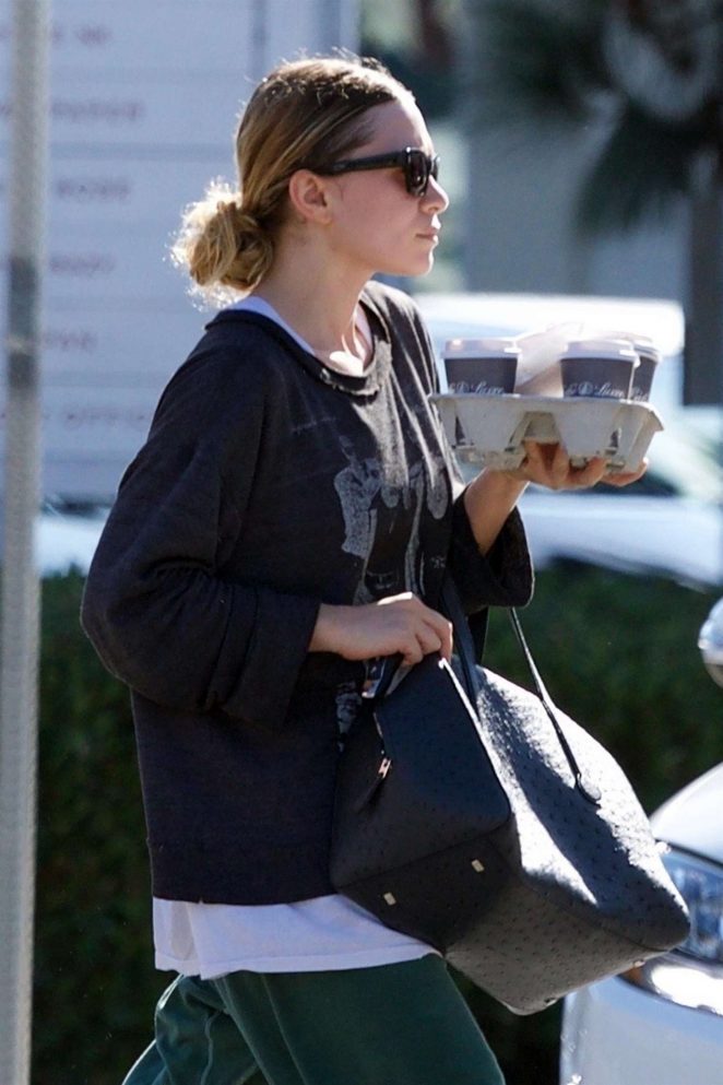 Ashley Olsen - Grabbing coffee in Los Angeles