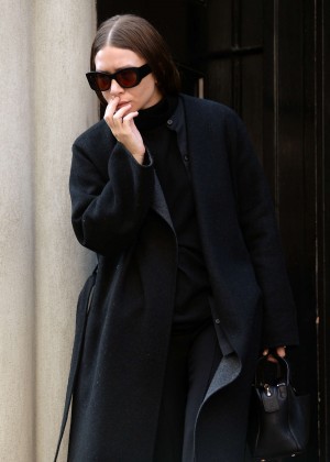 Ashley Olsen - Leaving her apartment in New York