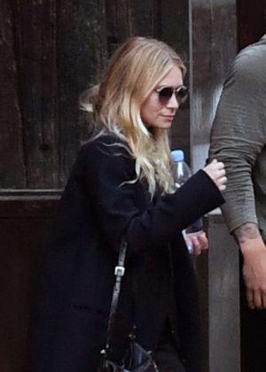 Ashley Olsen - Leaving her business office in NYC