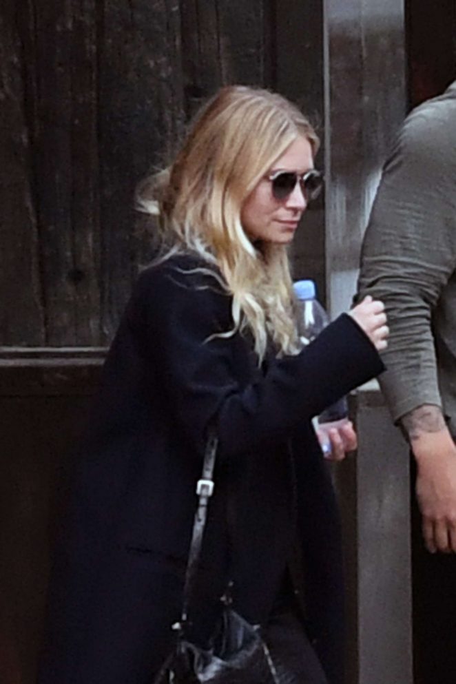 Ashley Olsen - Leaving her business office in NYC
