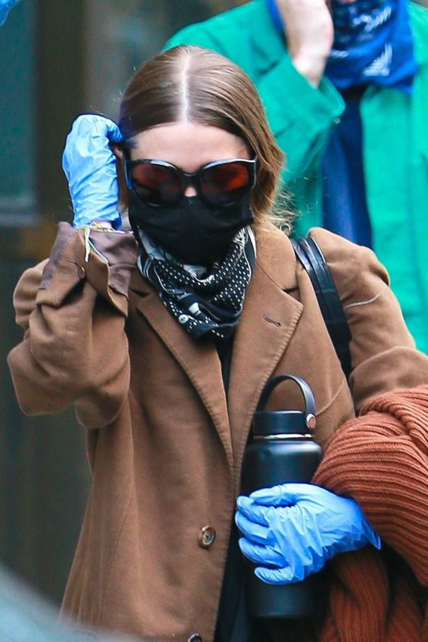 Ashley Olsen - Leaving her Tribeca office covering her face