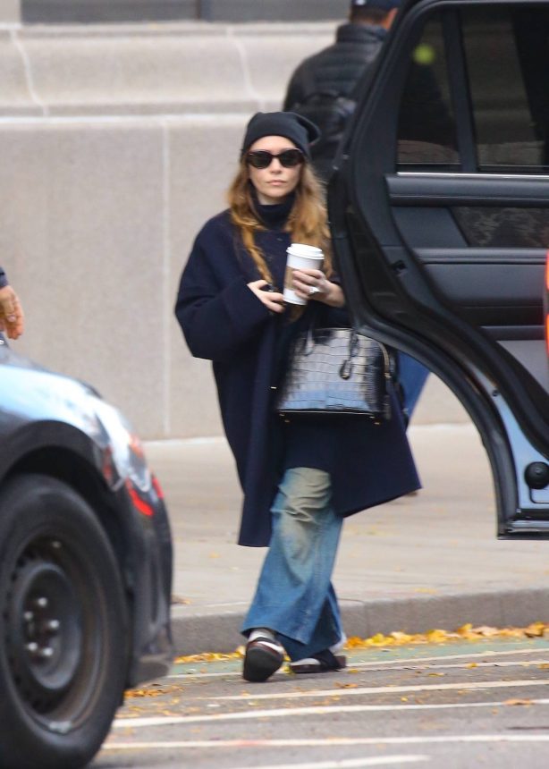 Ashley Olsen - Steps out in NYC